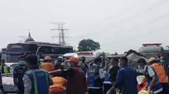 Breaking News! Kecelakaan Maut di KM 58 Tol Cikampek: 8 Orang Tewas