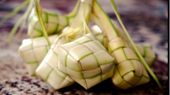 4 Cara Menyimpan Kulit Ketupat Agar Tidak Mudah Layu, Segar dan Tetap Hijau!