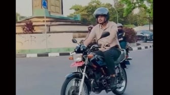 Bobby Nasution Naik Kereta RX King Cari Takjil di Medan, Warganet: Ada Kena Parkir Bang?