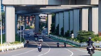 Suasana lalu lintas jalan protokol di kawasan Kuningan, Jakarta, Senin (8/4/2024). [Suara.com/Alfian Winanto]