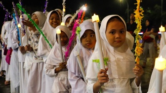 Sejumlah warga melakukan pawai obor malam takbiran di kawasan Masjid Istiqlal, Jakarta, Selasa (9/4/2024). [Suara.com/Alfian Winanto]