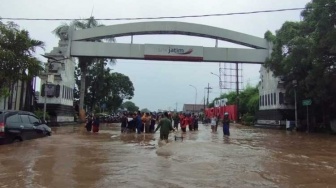 Sungai Meluap Picu Banjir, Jalur Pantura Pasuruan Lumpuh