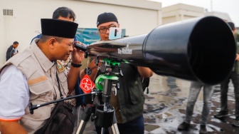 Petugas melakukan pemantauan hilal 1 Syawal 1445 H di Kanwil Kementerian Agama, Jakarta, Selasa (9/4/2024). [Suara.com/Alfian Winanto]