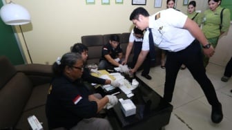 Jelang Lebaran 2024, Polisi Tes Urine Pilot dan Pramugari di Bandara Kualanamu Medan