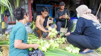 Warga membeli kulit ketupat di Pasar Palmerah, Jakarta, Selasa (9/4/2024). [Suara.com/Alfian Winanto]