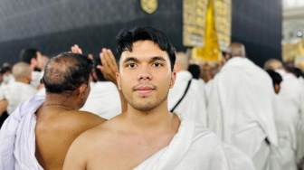 Pakai Kalung saat Umrah, Busana Thariq Halilintar Tuai Sindiran Menohok