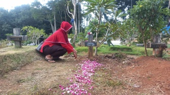 Suasana Pilu Ziarah Kubur di Pemakaman Covid-19 Kota Semarang: Keluarga Masih Trauma!