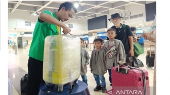 Mudik Lebaran Meriah,  Pendapatan Jasa Bungkus Koper Bandara Ikut Semringah