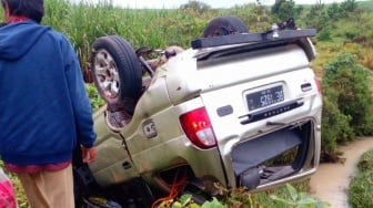 Mobil Panther Terjungkal di Jalan Poros Rawajitu, Enam Penumpang Selamat