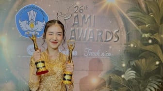 Mendiang Melitha Sidabutar Raih Piala di AMI Awards 2024, Tangis Sang Ibu Pecah Saat Terima Penghargaan