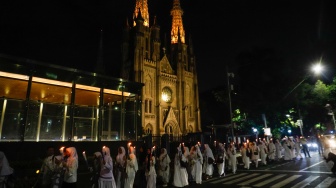 Sejumlah warga melakukan pawai obor malam takbiran di kawasan Masjid Istiqlal, Jakarta, Selasa (9/4/2024). [Suara.com/Alfian Winanto]