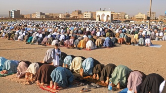 Umat ​​Muslim melaksanakan salat Idul Fitri, yang menandai berakhirnya bulan puasa suci Ramadhan di masjid Guzargah di Herat, Pakistan, Rabu (10/4/2024). [Mohsen KARIMI / AFP]