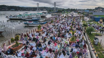 Umat Islam melaksanakan Shalat Id 1445 Hijriah di kawasan Tugu Khatulistiwa di Pontianak, Kalimantan Barat, Rabu (10/4/2024). [ANTARA FOTO/Jessica Wuysang/nym]