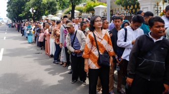 Sejumlah warga mengantre untuk menghadiri open house yang diselenggarkan Presiden Joko Widodo di depan Kantor Kementerian Sekretariat Negara, Jakarta, Rabu (10/4/2024). [Suara.com/Alfian Winanto]