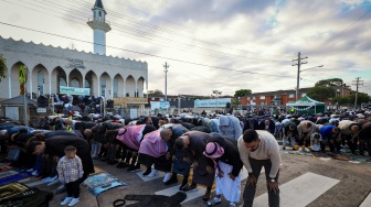 Umat Islam melaksanakan salat Idul Fitri, menandai berakhirnya bulan suci Ramadhan, di luar Masjid Lakemba di Sydney, Australia, Rabu (10/4/2024). [DAVID GREY / AFP]