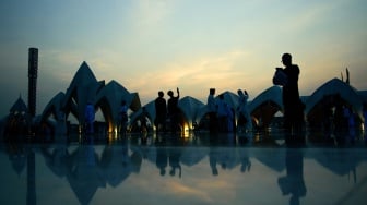 Warga berfoto sebelum melaksanakan Shalat Idul Fitri di Masjid Raya Al Jabbar, Bandung, Jawa Barat, Rabu (10/4/2024). [ANTARA FOTO/Novrian Arbi/nym]