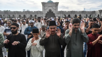 Umat ​​Islam melaksanakan salat Idul Fitri, menandai berakhirnya bulan suci Ramadhan, di masjid Wilayah Federal di Kuala Lumpur, Malaysia, Rabu (10/4/2024). [Arif Kartono / AFP]