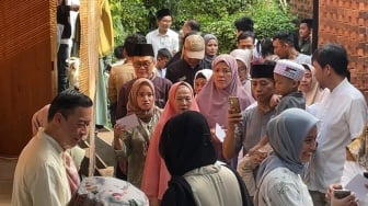 Berlebaran ke Rumah Anies, Tom Lembong Jadi Target Swafoto Warga