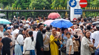 Sejumlah warga mengantre untuk menghadiri open house yang diselenggarkan Presiden Joko Widodo di depan Kantor Kementerian Sekretariat Negara, Jakarta, Rabu (10/4/2024). [Suara.com/Alfian Winanto]