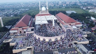 Foto udara sejumlah umat Islam melaksanakan Shalat Idul Fitri 1445 Hijriah di Masjid Agung Jawa Tengah (MAJT), Semarang, Jawa Tengah, Rabu (10/4/2024). [ANTARA FOTO/Makna Zaezar/nym]