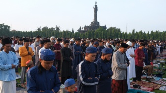 Umat Islam melaksanakan Shalat Idul Fitri 1 Syawal 1445 H di Lapangan Puputan Margarana, Denpasar, Bali, Rabu (10/4/2024). [ANTARA FOTO/Nyoman Hendra Wibowo/nym] 