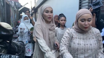 Ayu Ting Ting Kerepotan Persiapkan Idul Adha Tanpa Orangtua, dari Cari Bunga Hingga Bikin Ketupat