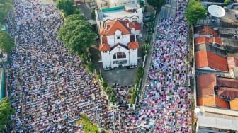 Umat muslim melaksanakan Salat Idul Fitri 1445 H di kawasan Jatinegara, Jakarta Timur, Sabtu (10/4/2024). [Suara.com/Alfian Winanto]