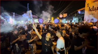 Penabuh Gamelan Baleganjur Meriahkan Malam Takbiran di Kepaon