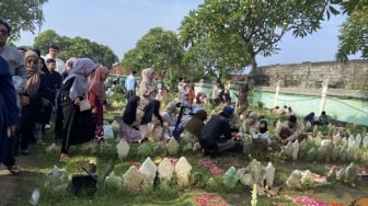 Idul Fitri, Umat Muslim di Denpasar Ziarah ke Pemakaman Wanasari