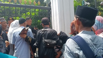 Desak-desakan Saat Antre Open House Jokowi, Seorang Perempuan Pingsan