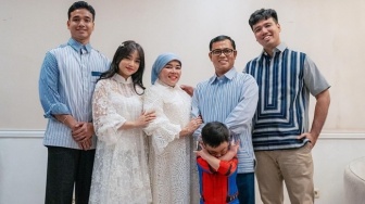 10 Potret Outfit Lebaran Keluarga Artis 2024, Tak Ikut Tren Shimmer