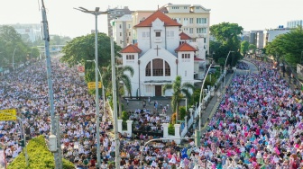 Umat muslim melaksanakan Salat Idul Fitri 1445 H di kawasan Jatinegara, Jakarta Timur, Sabtu (10/4/2024). [Suara.com/Alfian Winanto]