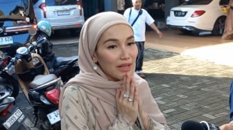 Ayu Ting Ting Bagi-bagi THR Idulfitri, Nonimal Uang di Bawah Rp 100 Ribu Jadi Sorotan