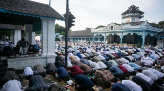 Umat Islam melaksanakan Shalat Idul Fitri 1445 H di Keraton Kasunanan, Solo, Jawa Tengah, Rabu (10/4/2024). [ANTARA FOTO/Mohammad Ayudha/nym]