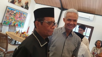 Hari Pertama Lebaran, Mahfud MD Halal Bihalal ke Rumah Ganjar Pranowo di Sleman