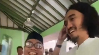 Sederhana Banget, Rayakan Idul Fitri di Sleman, Duta Sheila on 7 Ikut Salam-salaman Bareng Warga