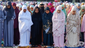 Umat muslim melaksanakan Salat Idul Fitri 1445 H di kawasan Jatinegara, Jakarta Timur, Sabtu (10/4/2024). [Suara.com/Alfian Winanto]