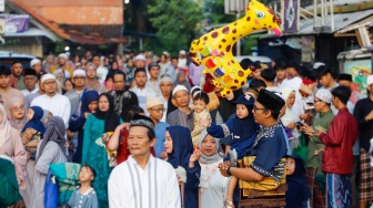 Umat muslim bersiap melaksanakan Salat Idul Fitri 1445 H di kawasan Jatinegara, Jakarta Timur, Sabtu (10/4/2024). [Suara.com/Alfian Winanto]