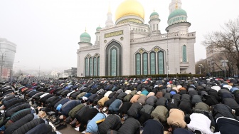 Umat ​​Islam melaksanakan salat Idul Fitri, yang menandai akhir bulan suci Ramadhan, di luar Masjid Pusat di Moskow, Rusia, Rabu (10/4/2024). [NATALIA KOLESNIKOVA / AFP]