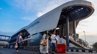 Umat muslim bersiap melaksanakan Salat Idul Fitri 1445 H di kawasan Jatinegara, Jakarta Timur, Sabtu (10/4/2024). [Suara.com/Alfian Winanto]