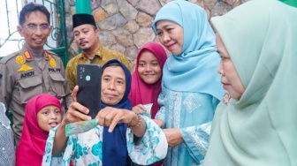 Sudah Tak Jabat Gubernur, Curhat Khofifah Lebaran di Rumah: Sama-sama Senang