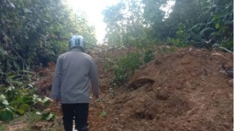 Tanah Longsor Tutup Akses Jalan Nasional di Perbatasan Indonesia-Malaysia