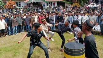 Unik! Warga Desa Liya Togo Saling Tendang Usai Salat Idul Fitri