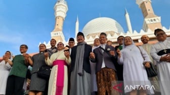 Momen Lebaran Uskup Agung Semarang Sambangi Umat Muslim di MAJT