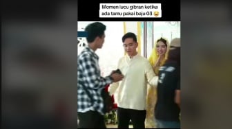 Reaksi Gibran Saat Open House Ada Tamu Pakai Kaos 03, Langsung Kasih Amplop