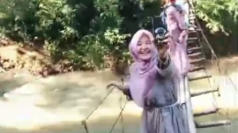 Selfie di Atas Jembatan Gantung di Lebak, 15 Remaja dan Anak Jatuh ke Sungai