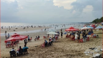 Pemudik dan Wisatawan Berlomba Padati Pantai Kuta Pasca Lebaran, Jalanan Pun Macet