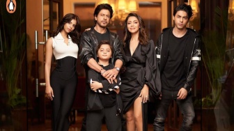 Shah Rukh Khan Sapa Ribuan Fans saat Lebaran, Kehadiran sang Putra Disorot