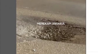 Perih Lihat Lukanya! Seorang Pemotor Jadi Korban Lubang Jalan Depan Halte Transjakarta Polda Metro Jaya