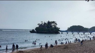 Wisatawan Waspada, Hati-hati Ombak Tinggi Menerjang Kawasan Pantai Selatan Malang